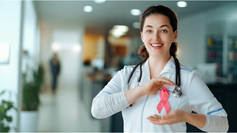 les médecins conseillent de bien connaitre ses seins pour lutter contre le cancer du sein